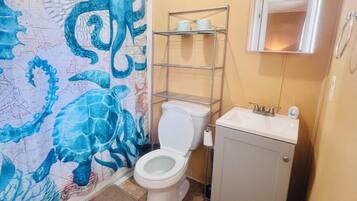 Milieuvriendelijke toiletartikelen, een haardroger, handdoeken, zeep