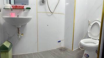 Ducha, artículos de tocador gratuitos, secador de pelo, pantuflas