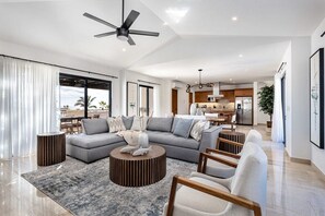 Smart-TV, Kamin, Arbeitsbereiche