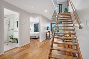 3 室のベッドルーム、WiFi (無料)、ベッドシーツ