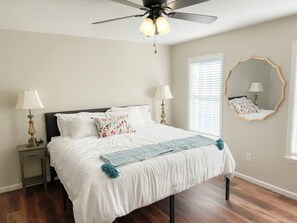 4 slaapkamers, een bureau, een strijkplank/strijkijzer, reisbedje