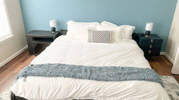 5 makuuhuonetta, työpöytä, silitysrauta/-lauta, vauvan matkasänky