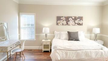 4 camere, una scrivania, ferro/asse da stiro, culla da viaggio