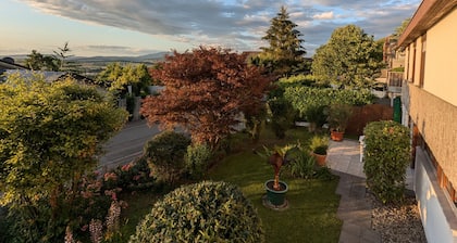 Ferienwohnung Schwarzwaldblick" mit Bergblick, privater Terrasse und Garten