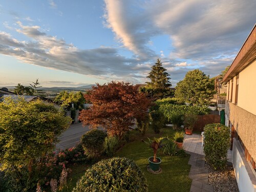 Ferienwohnung Schwarzwaldblick" mit Bergblick, privater Terrasse und Garten