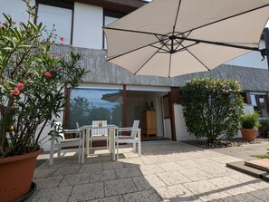 Outdoor dining - Holiday Apartment Schwarzwaldblick with Mountain View, Private Terrace and Garden (Weil am Rhein)