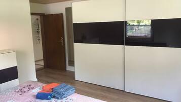 1 habitación, escritorio, tabla de planchar con plancha y wifi gratis