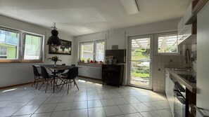 Een koelkast, een oven, een kookplaat, een vaatwasser