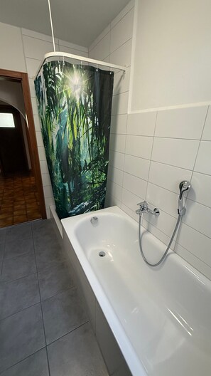 Dusche, kostenlose Toilettenartikel, Haartrockner, Handtücher