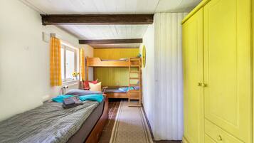 2 bedrooms, iron/ironing board, free WiFi