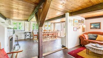 Een televisie, een open haard en een stereo