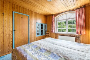 2 bedrooms, iron/ironing board, free WiFi