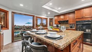 Geladeira, micro-ondas, fogão, cooktop