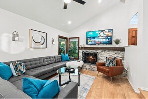 Smart TV, fireplace, video games, ping pong - The Palms at Casa Solara (San Diego)