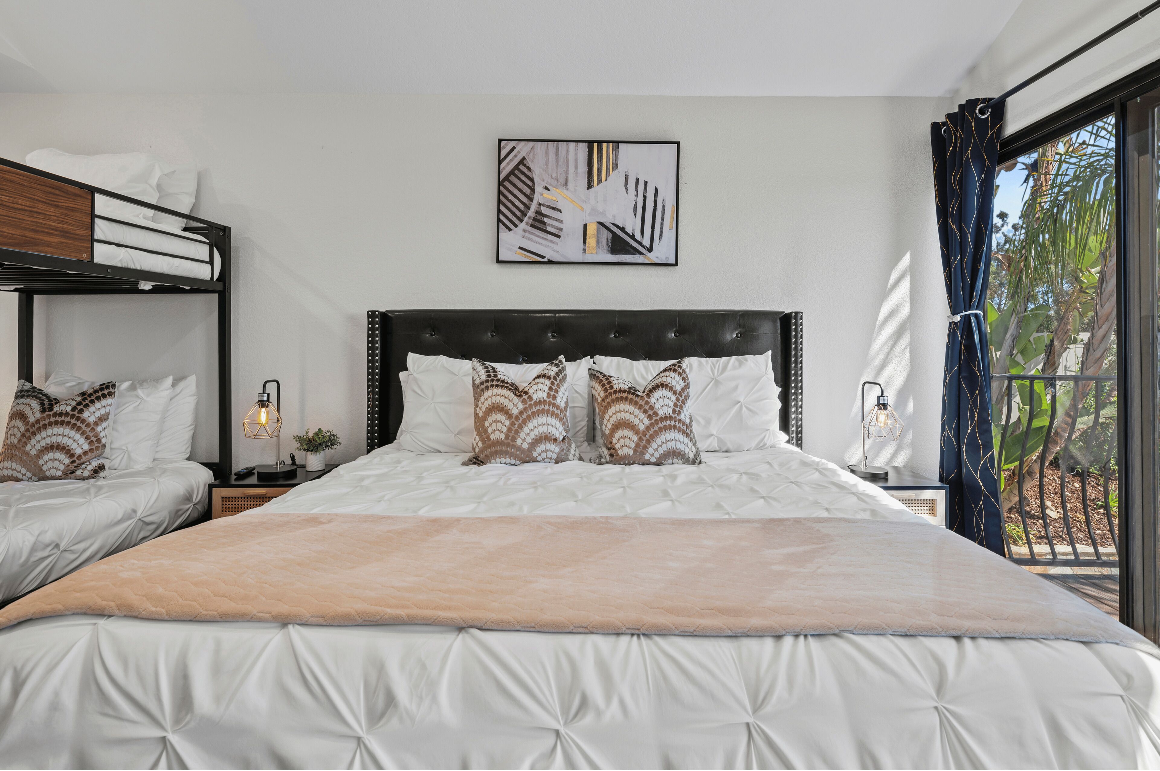 5 soverom, skrivebord, strykejern/-brett og reiseseng for barn