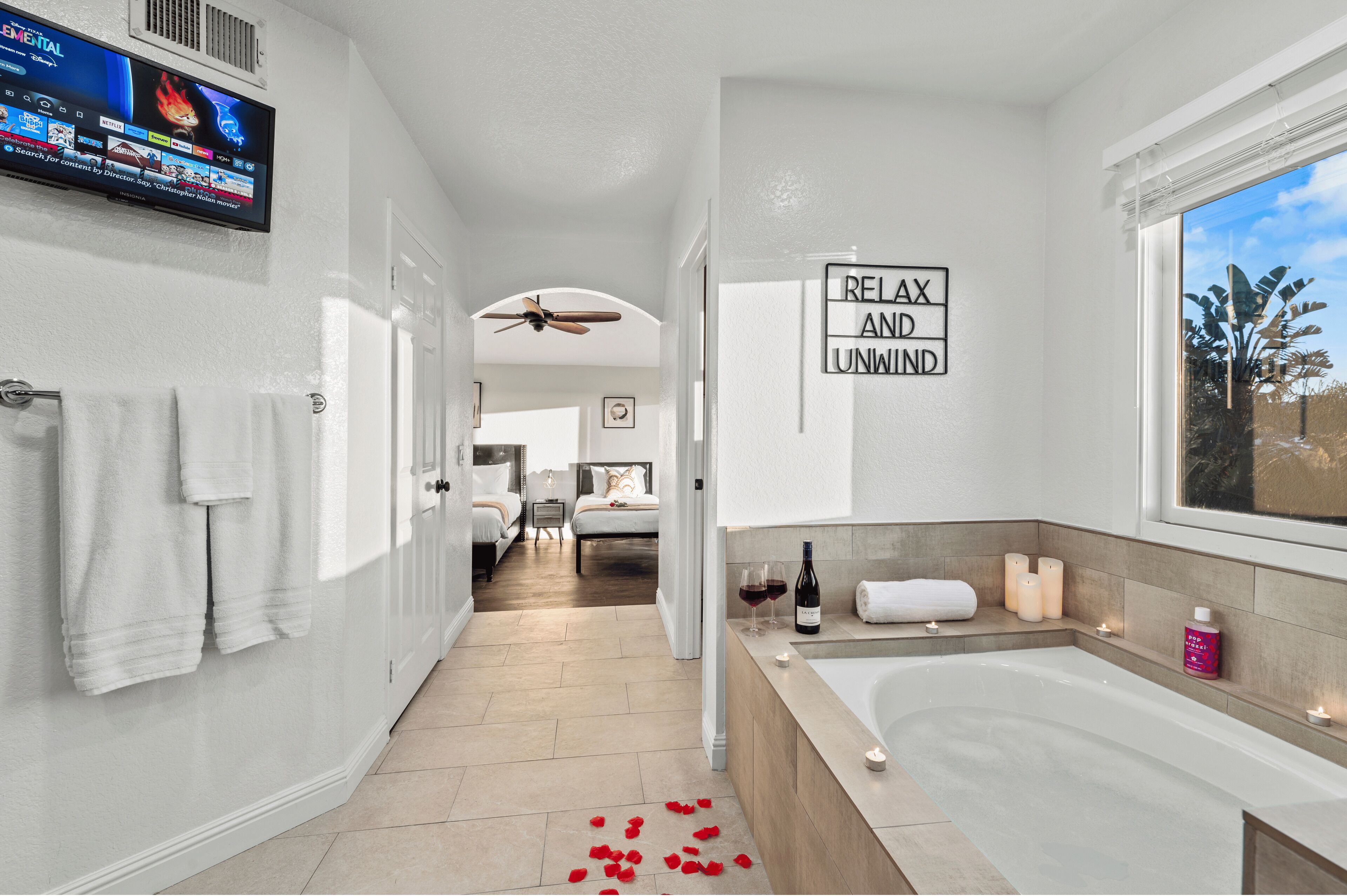 5 slaapkamers, een bureau, een strijkplank/strijkijzer, reisbedje