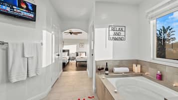 5 slaapkamers, een bureau, een strijkplank/strijkijzer, reisbedje