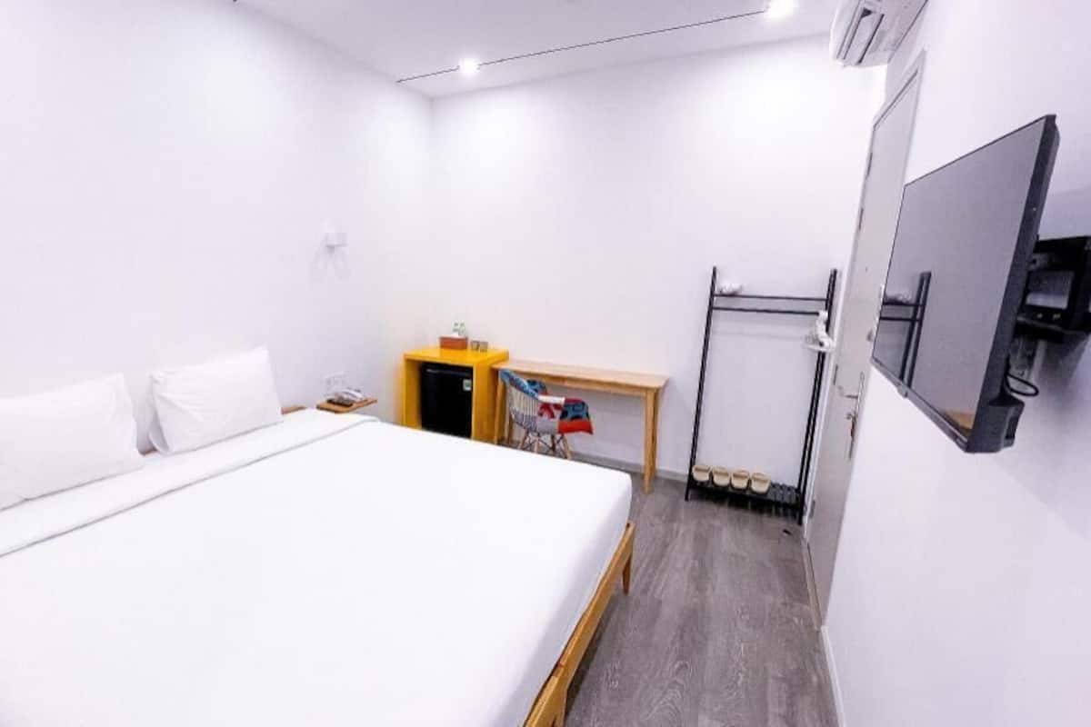 Minibar, desk, soundproofing, free WiFi