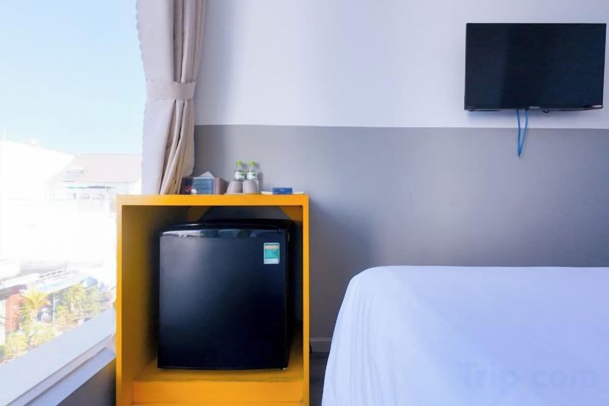 Minibar, desk, soundproofing, WiFi (free)