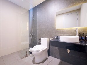 Studio (King Studio) | Badezimmer | Dusche, Regendusche, kostenlose Toilettenartikel, Haartrockner