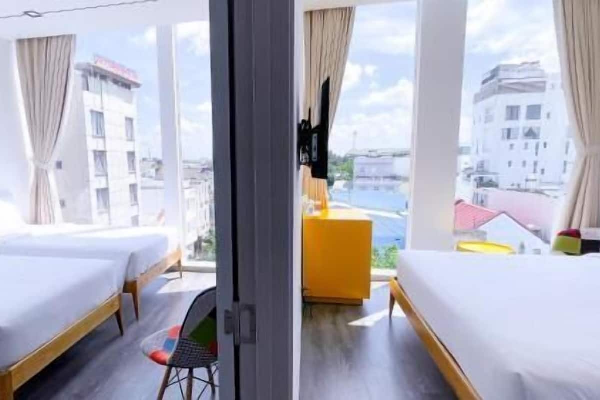 Minibar, desk, soundproofing, free WiFi