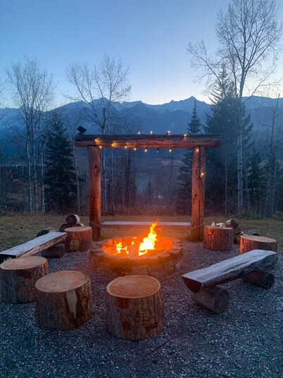 Nell’s Mountain Lodge - Movie Theatre|Arcade|Hottub|Fire Pit|18minKicking Horse