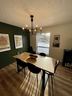 Dining - Nell’s Mountain Lodge - Movie Theatre|Arcade|Hottub|Fire Pit|18minKicking Horse (Golden)