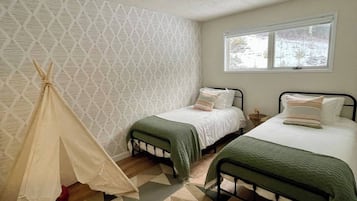 5 bedrooms, desk, iron/ironing board, travel crib