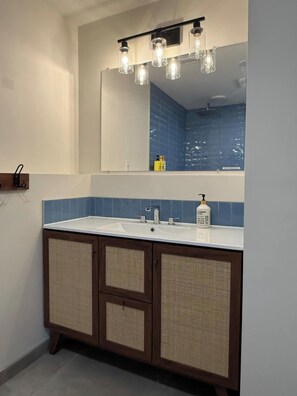 Shower, hair dryer, towels, soap - Nell’s Mountain Lodge - Movie Theatre|Arcade|Hottub|Fire Pit|18minKicking Horse (Golden)