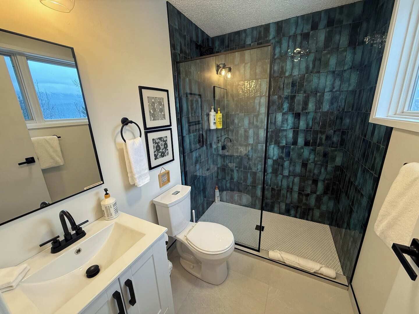 Dusj, hårføner, håndklær og såpe