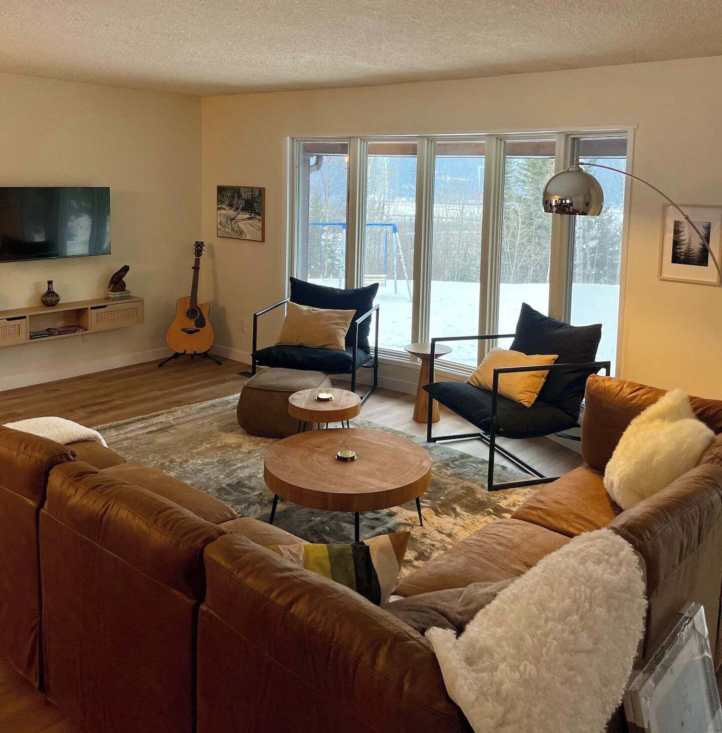 Smart TV, fireplace, video games, ping pong