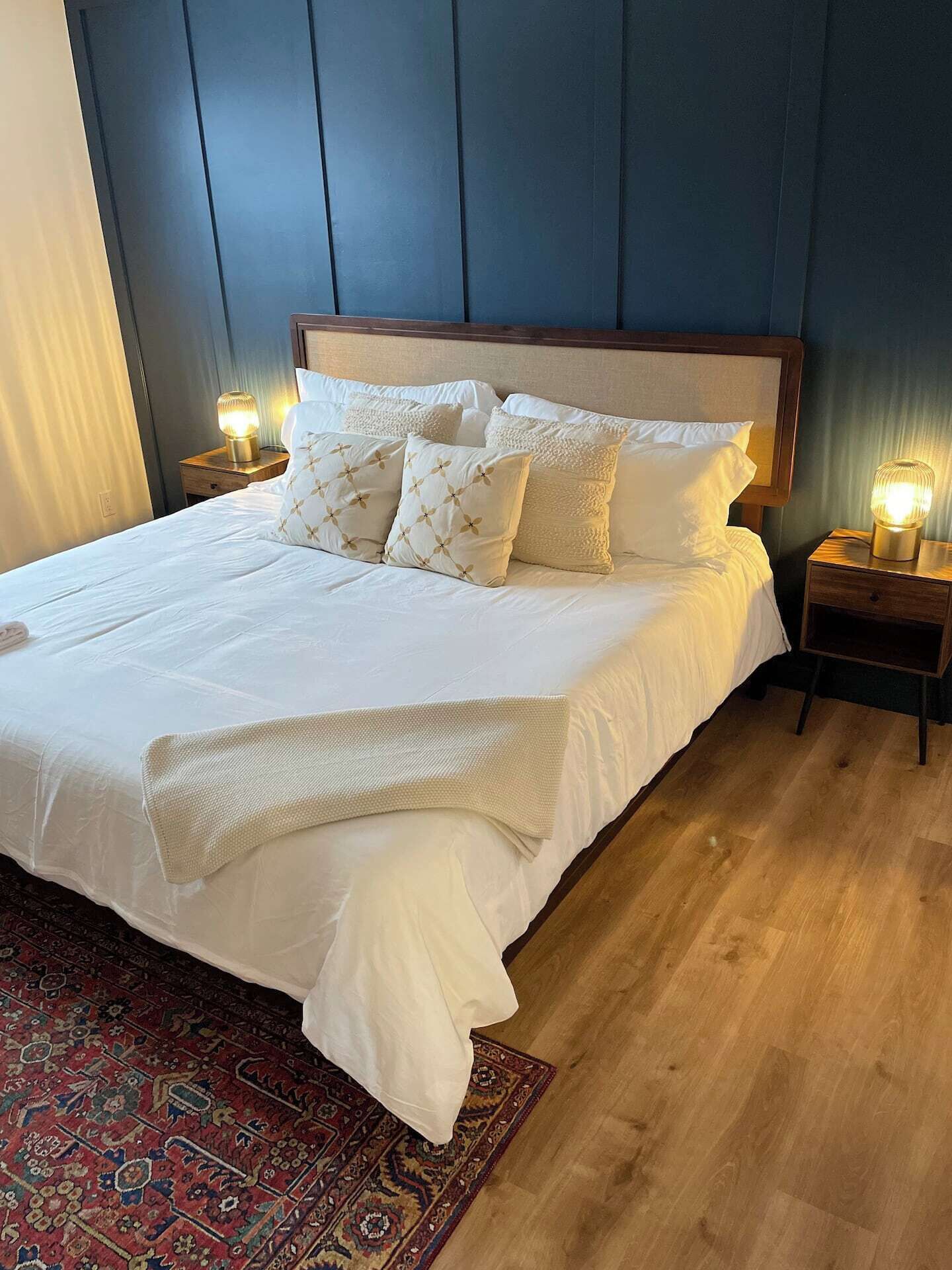 5 chambres, bureau, fer et planche à repasser, lit de bébé portatif