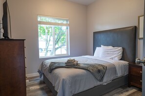 4 室のベッドルーム、アイロン / アイロン台、WiFi (無料)、ベッドシーツ