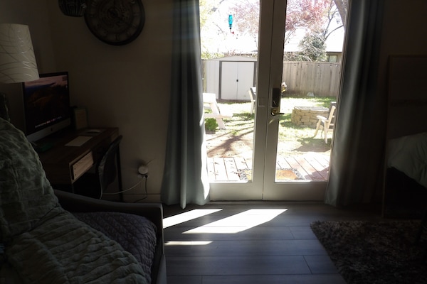 1 habitación, caja de seguridad en la habitación y escritorio