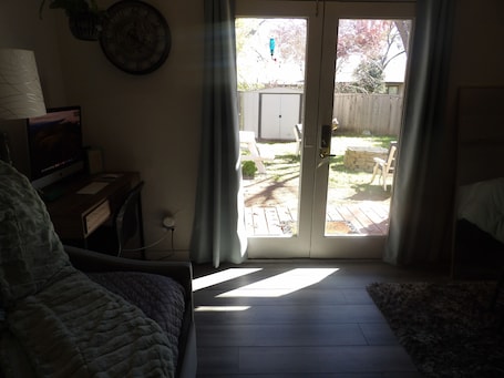 1 室のベッドルーム、セーフティボックス (室内)、デスク、アイロン / アイロン台. Comfy King suite with Private access and yard & Near Sea World/Fiesta Texas