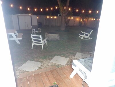 Comfy King suite with Private access and yard & Near Sea World/Fiesta Texas