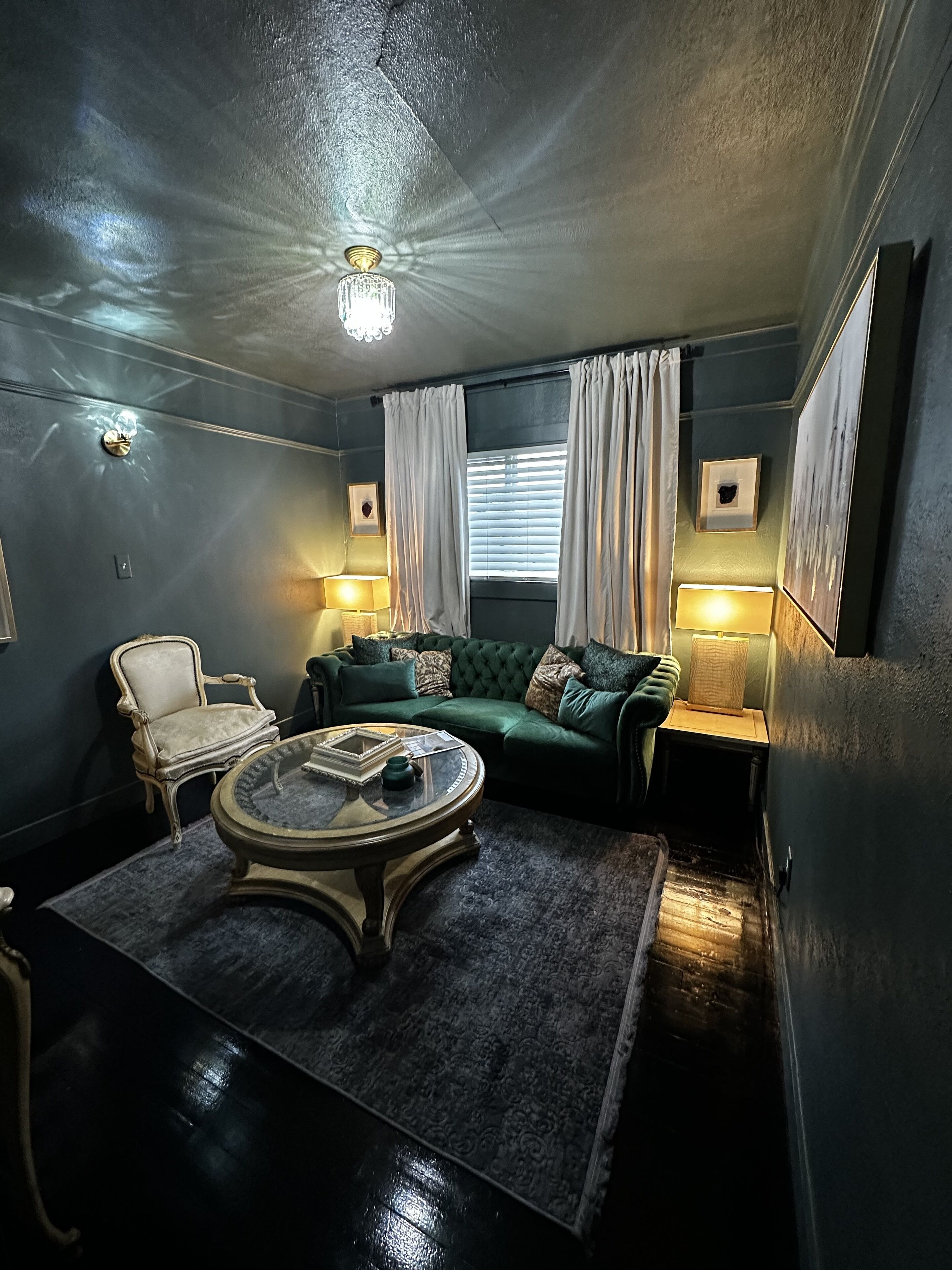 Quiet warm apartment above spa 