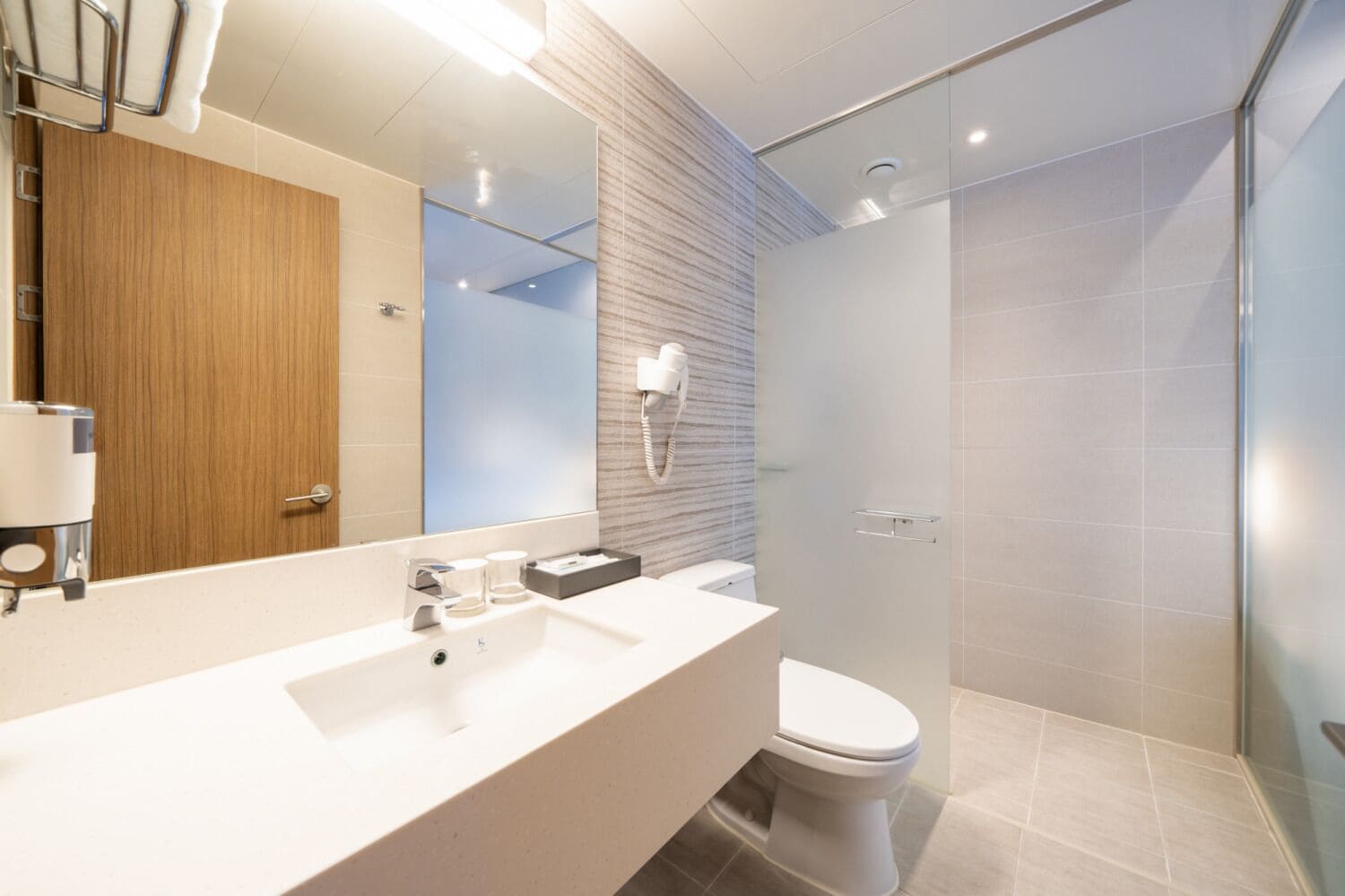 [End of year Wine pkg] Standard Double + a Bottle of red or white wine per stay | Badkamer | Een douche, een haardroger, badjassen, pantoffels