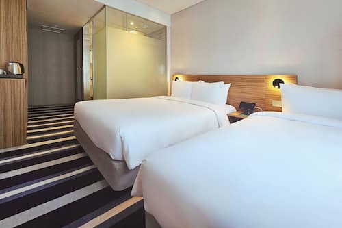 Family Twin | Premium bedding, desk, laptop workspace, free WiFi