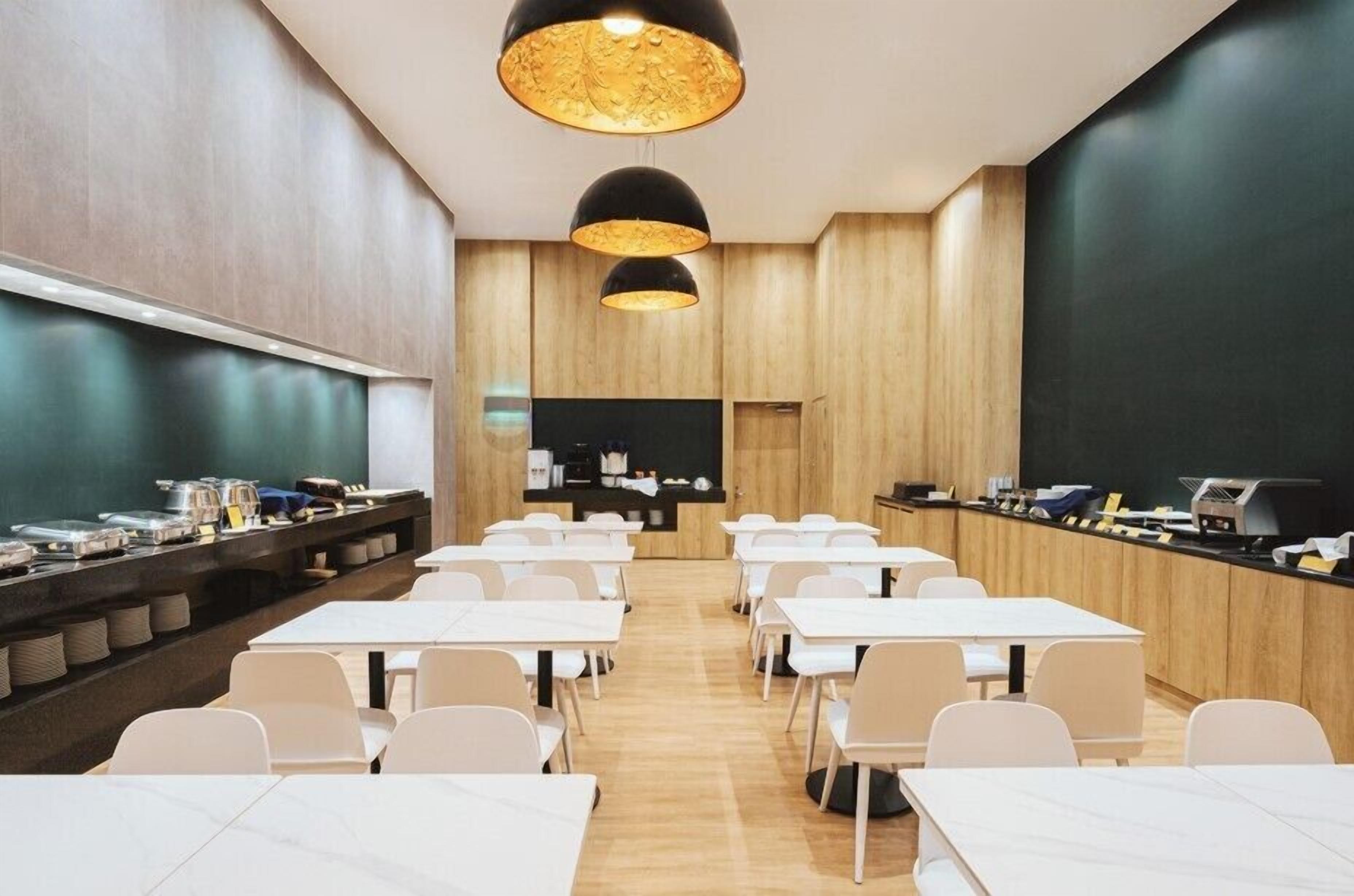 อาหารเช้าแบบบุฟเฟ่ต์ทุกวัน (KRW 15000 ต่อคน)