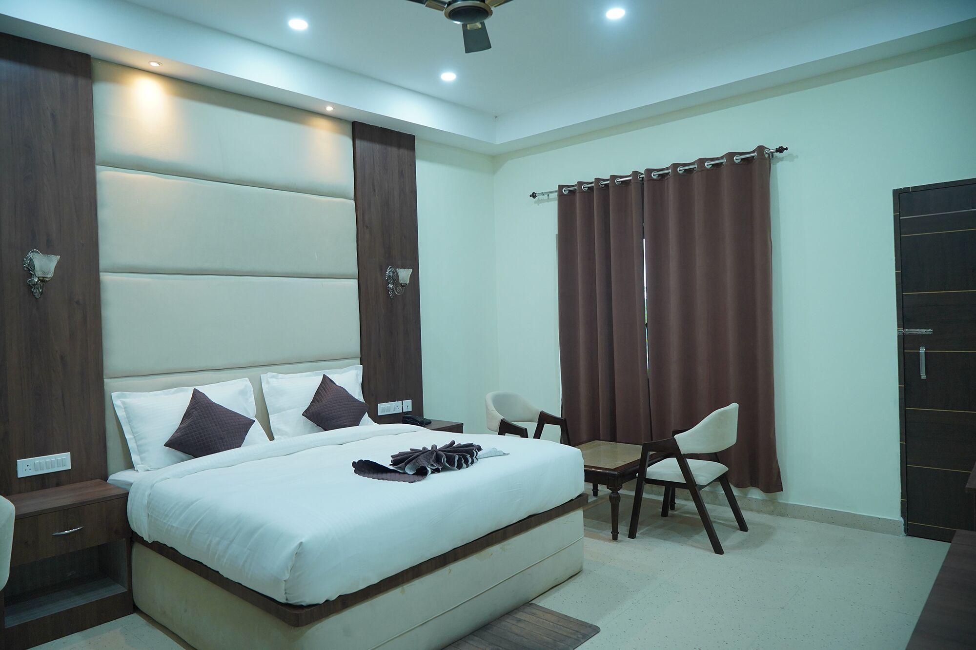 In-room safe, desk, laptop workspace, soundproofing