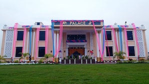 Ein Gebäude mit einem Schild, auf dem „PALACE“ steht.