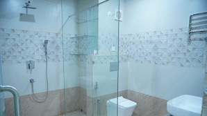 Ein Badezimmer mit Duschkabine, Toilette und Waschbecken.