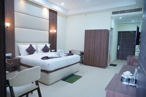 Executive Room | In-room safe, desk, laptop workspace, soundproofing