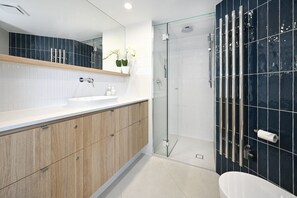 Douche, serviettes fournies, savon, papier toilette