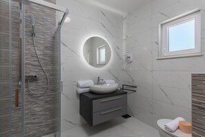 Familienapartment, Mehrere Schlafzimmer, Meerseite (Family Resort Santa Maria II) | Badezimmer