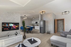 패밀리 아파트, 침실 여러 개, 바닷가 (Family Resort Santa Maria II) | 거실 공간 | 케이블 채널 시청이 가능한 21인치 평면 TV, TV