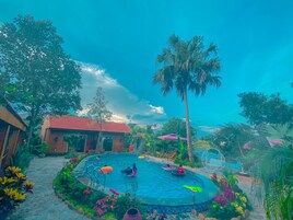 Una piscina al aire libre
