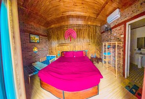 Escritorio, sistema de insonorización y wifi gratis 