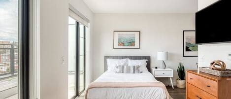 Tabla de planchar con plancha, wifi y ropa de cama